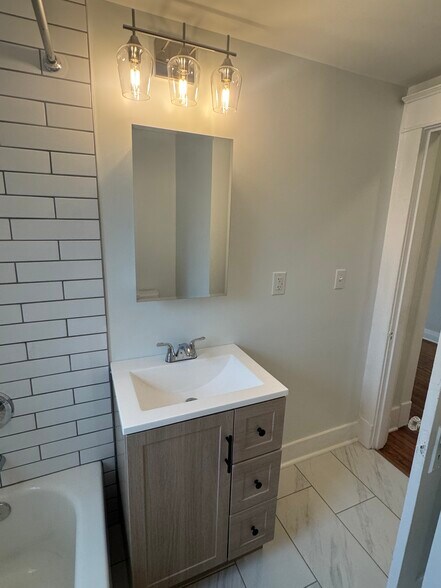 Fully updated bathroom - 1333 Castlewood Ave
