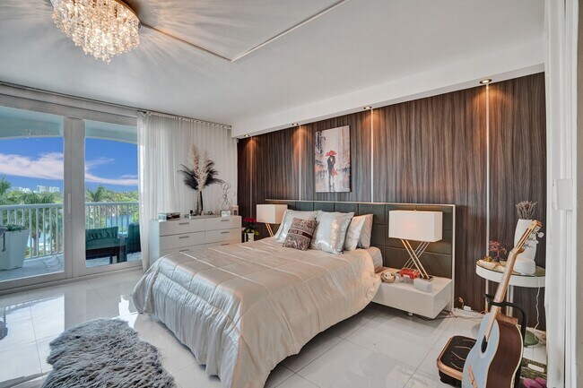 Building Photo - 5401 Collins Ave