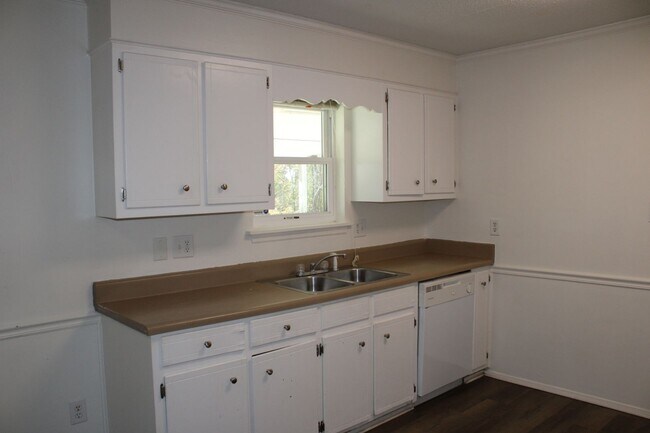 Building Photo - 3 Bedroom 2 Bath In Hephzibah!