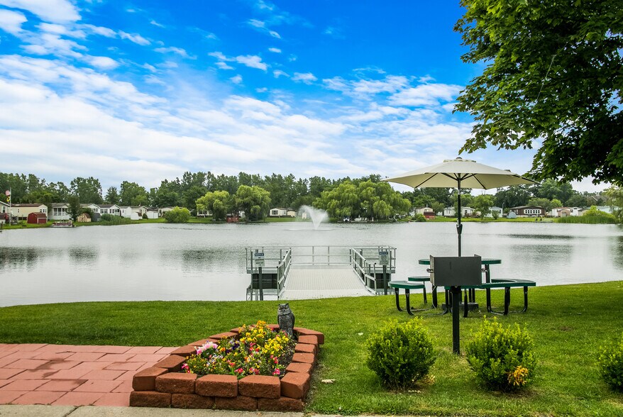 Building Photo - 48581 Pineview Dr