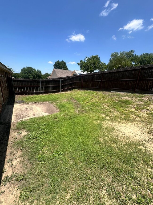 Building Photo - 3/2/2 - Near Main Street in the heart of Weatherford.