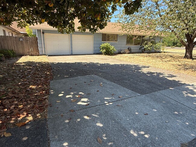 Building Photo - 3 bedroom, 1.5 bath house in Eugene!