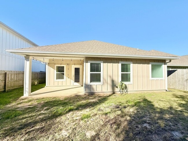 Building Photo - Spacious 3-Bedroom Home - Community Pool