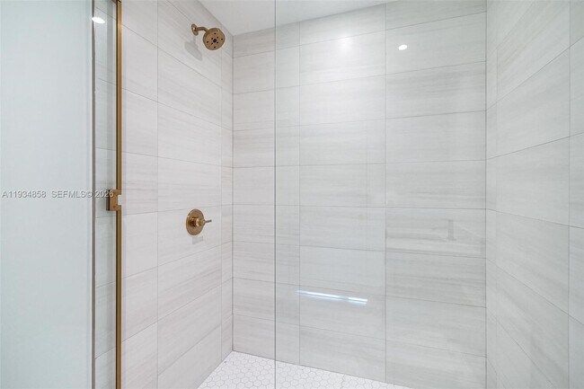 Building Photo - 2678 Tigertail Ave