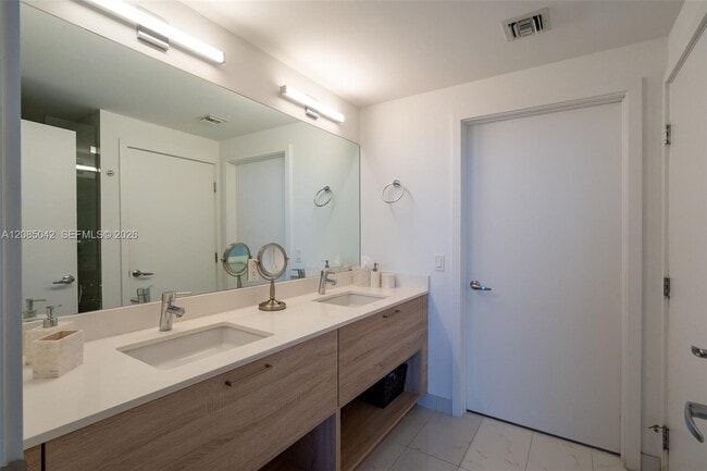 Building Photo - 16385 Biscayne Blvd