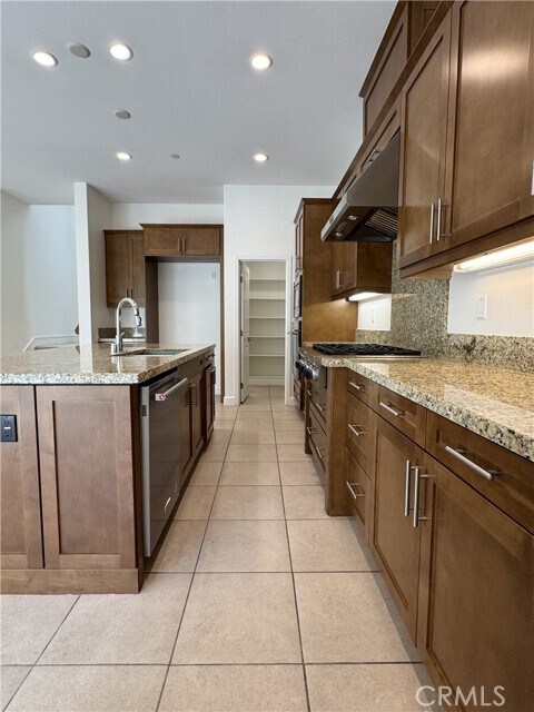 Building Photo - 66 Diamond Flats