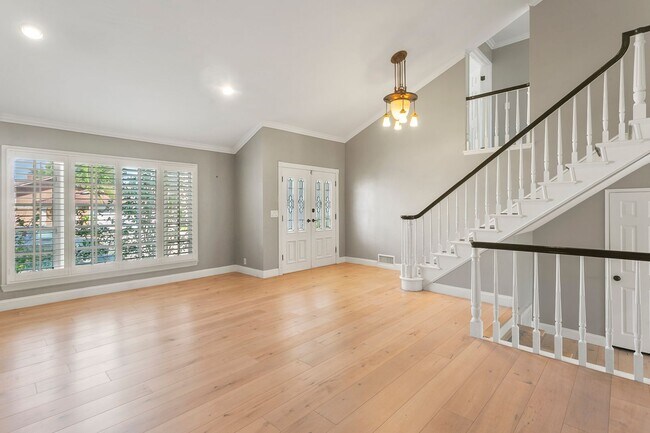Building Photo - Remodeled Huntington Home!