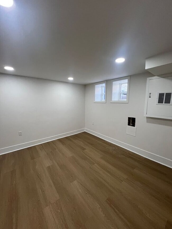 Building Photo - 3 bedrooms 2 bathrooms, 21218