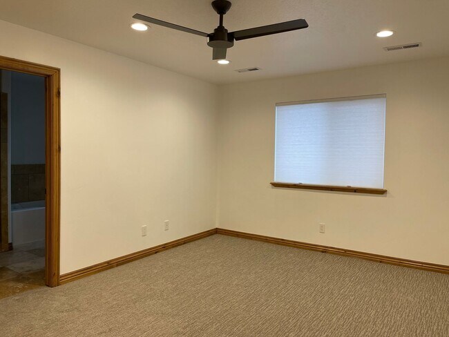 Building Photo - Gorgeous home in Orem