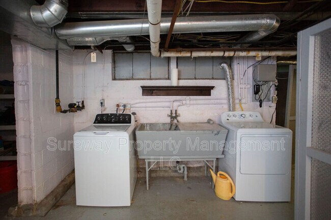 Building Photo - 319 N Newton Lake Dr