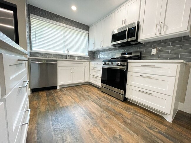 Building Photo - 4 bdrm, 2 bath - NEWLY Remodeled
