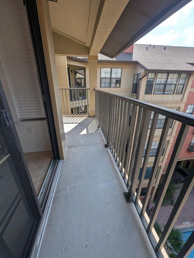 Building Photo - 1x1 top floor unit with balcony, beautiful...