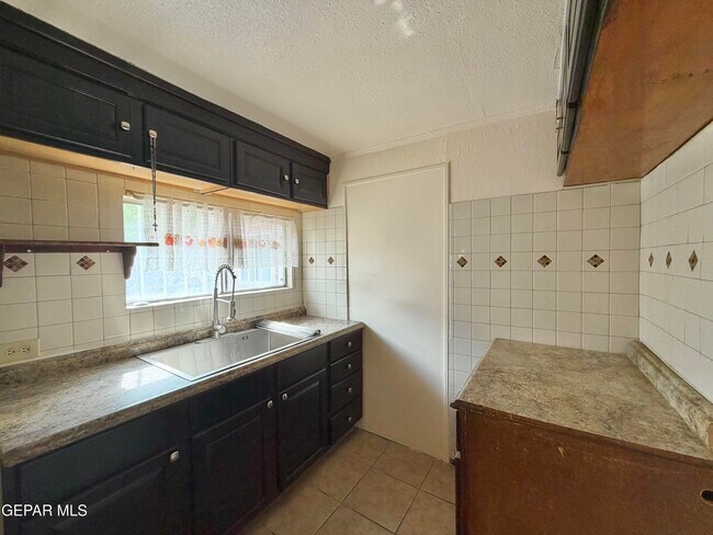Building Photo - 418 S Estrella St