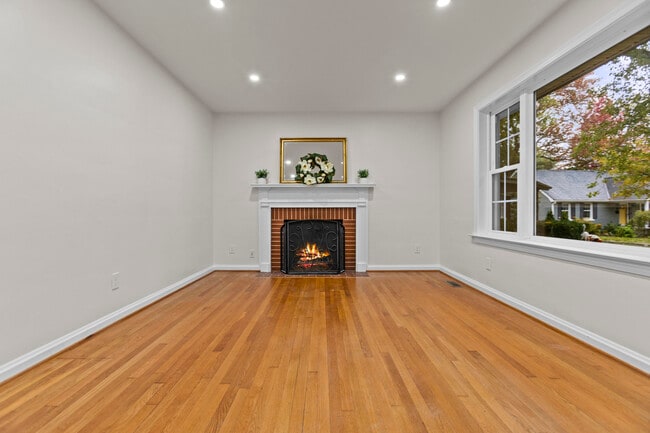 Building Photo - 549 Claymont Dr