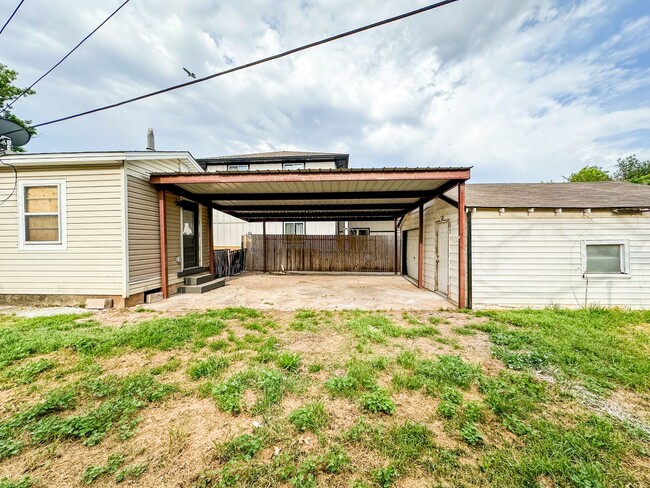 Building Photo - Updated 2 Bed 1 Bath - Large Carport and G...