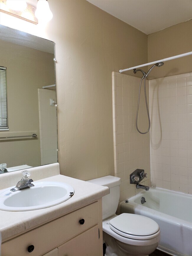 Building Photo - 2318 Vinkara Dr