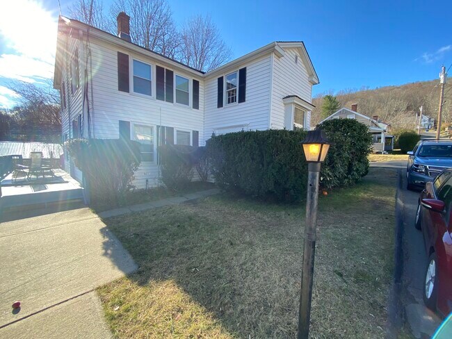 Building Photo - 54 Bridge St