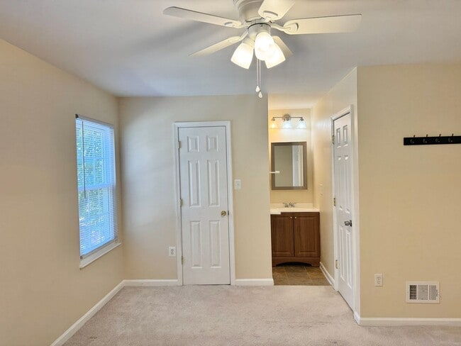 Building Photo - Beautifully updated 3BR/2.5BA townhome in Dale City!