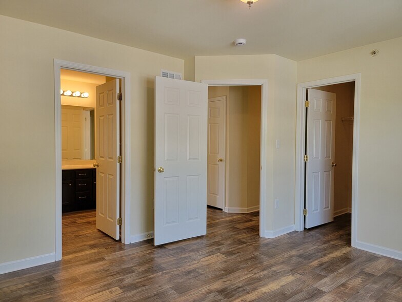 Building Photo - 118 Park Place Cir