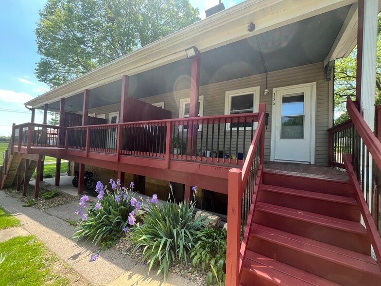 Beautiful private deck in quiet neighborhood - 725 W 3rd St