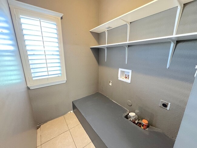 Building Photo - Gorgeous 5bed/3bath Refrig A/C with 2 Master Bedrooms!