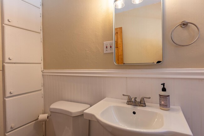 Building Photo - 1810 Shenandoah Dr