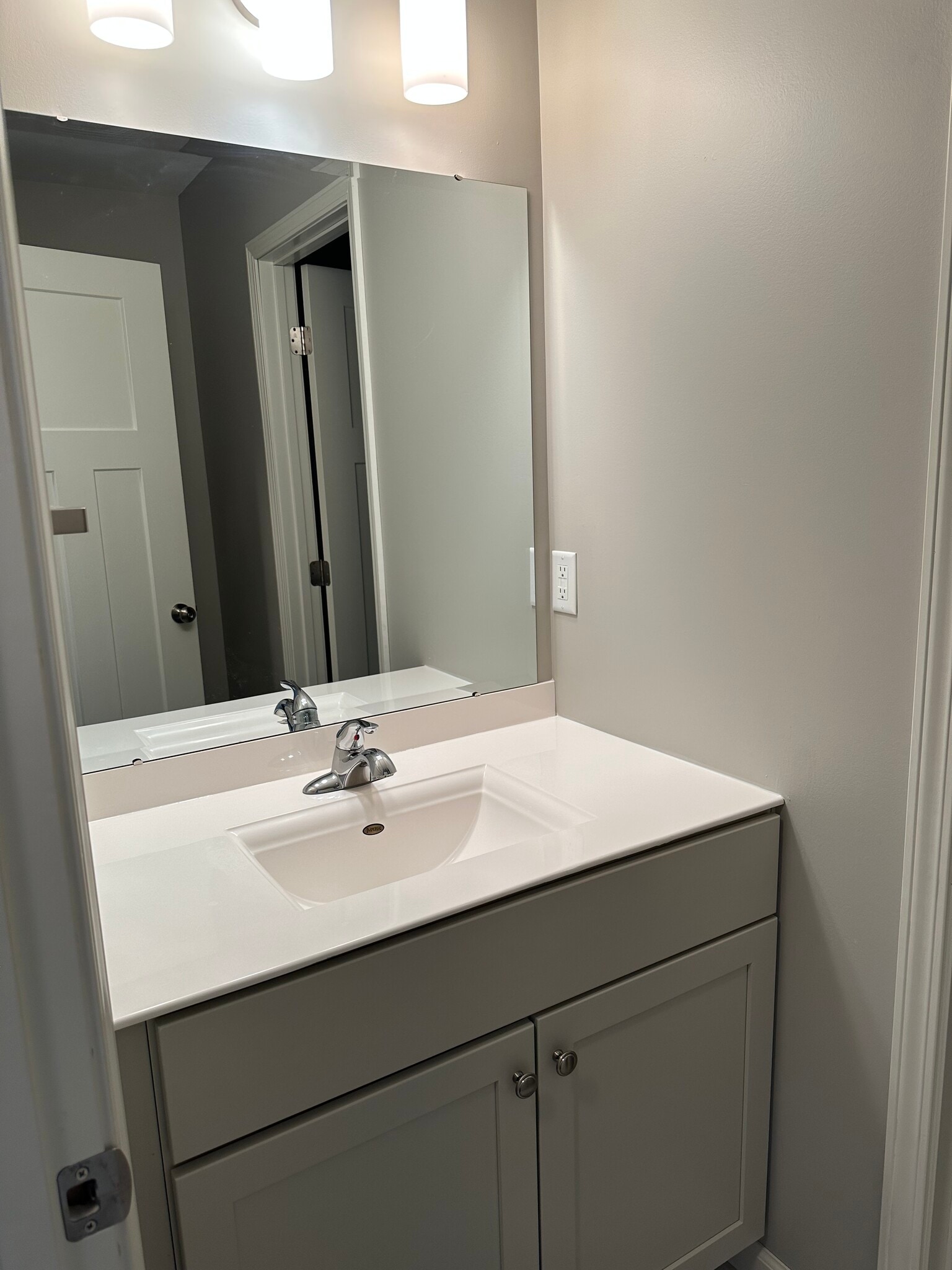 Building Photo - 208 25th St SE