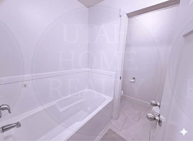 Building Photo - 441 E 260 N