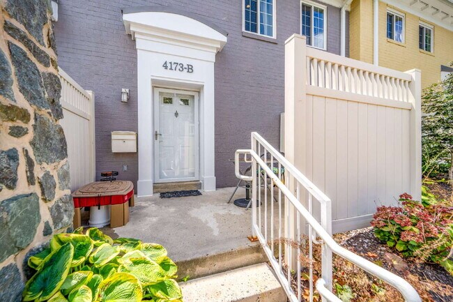 Building Photo - Charming Townhome with Unbeatable Amenities