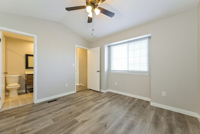 Building Photo - 981 Conifer Ct