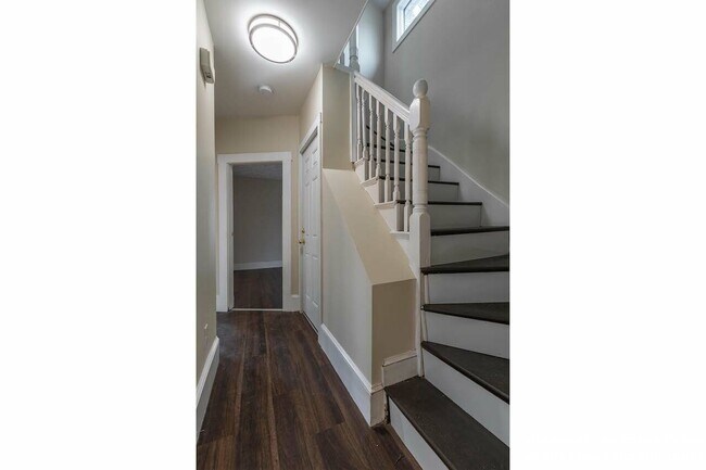 Building Photo - 376 Medford St