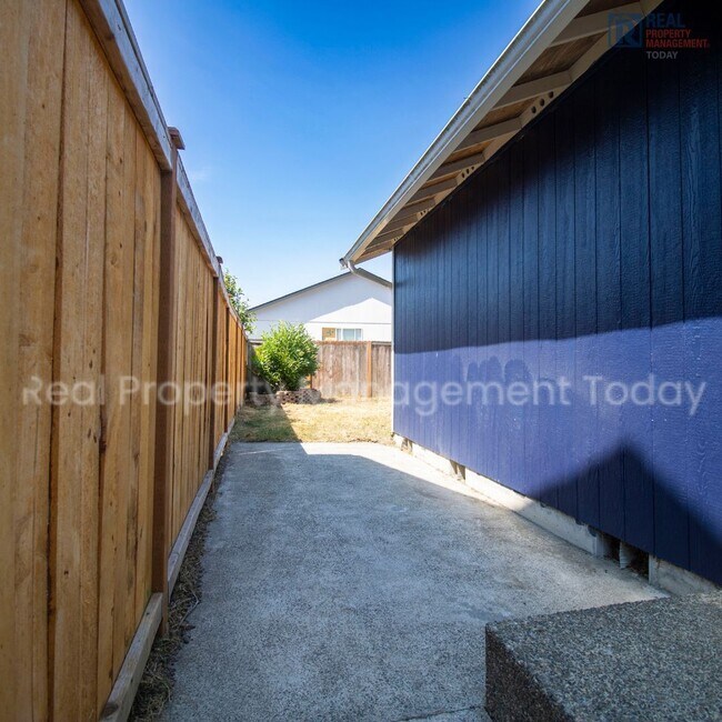 Building Photo - Great 3 bedroom home available NOW Close T...