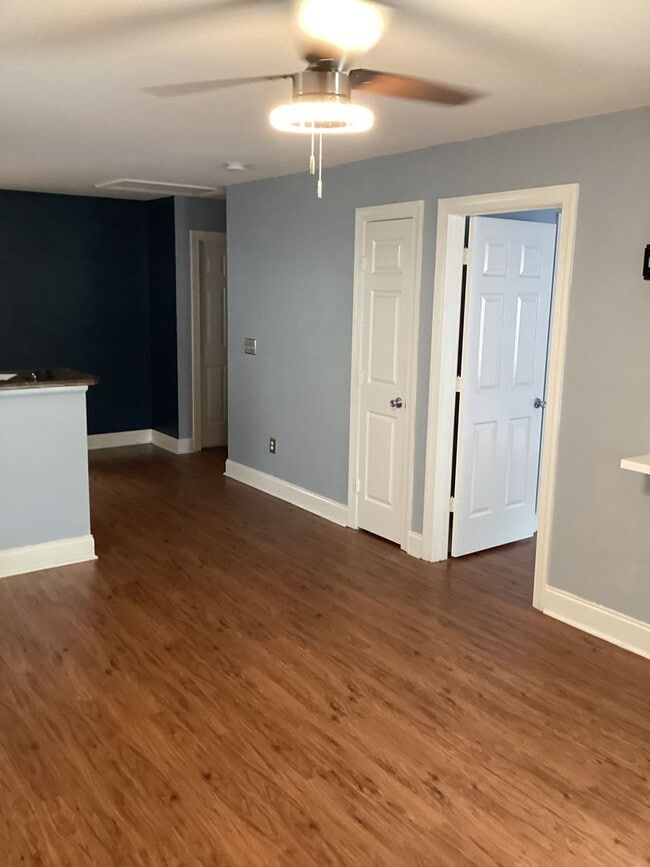 Building Photo - DOWNTOWN WILMINGTON - 2 BD/1 BA - 2 blocks...