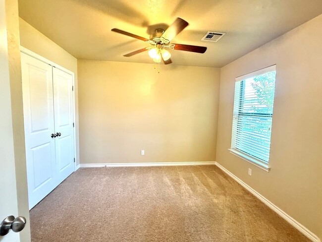 Building Photo - 402 Boggy Creek Dr