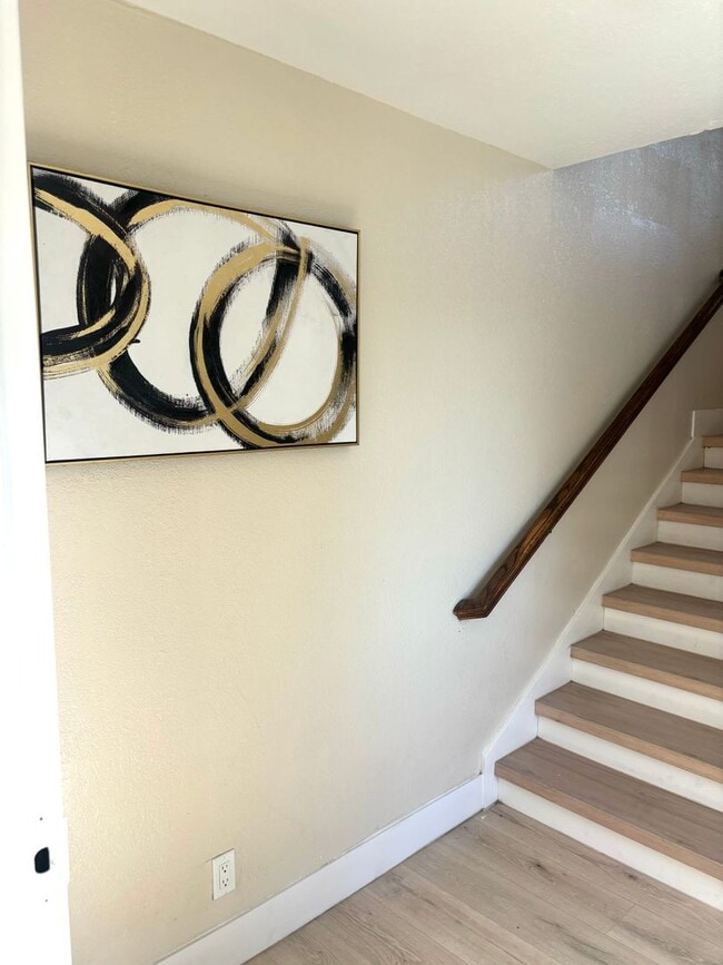 Building Photo - Redwood City Apartments Unit 5