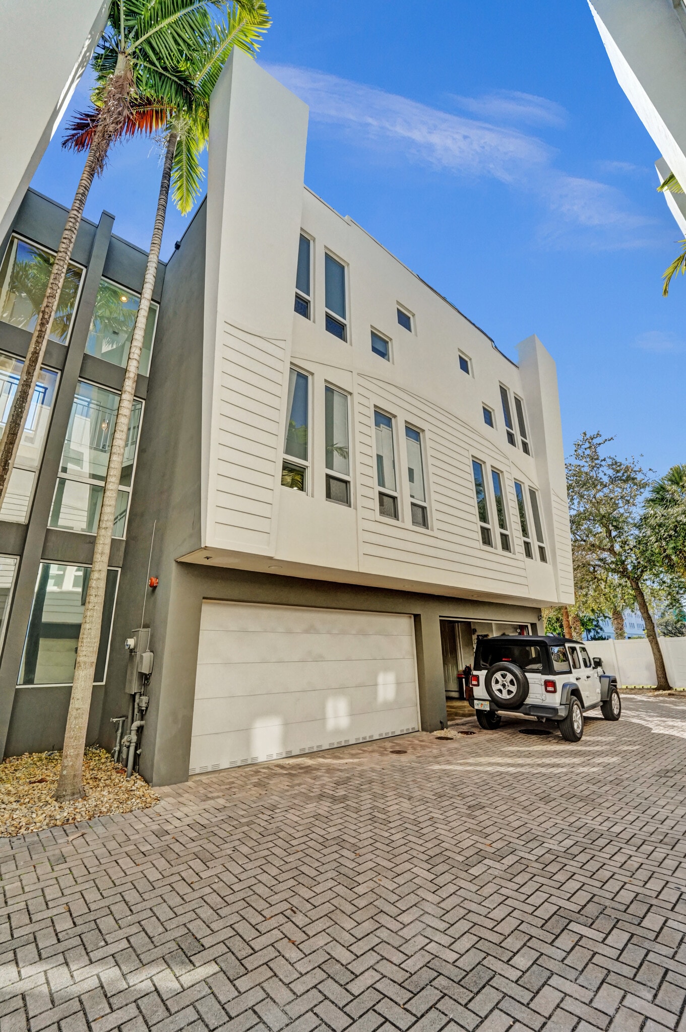 Building Photo - 703 SE 16th Ct