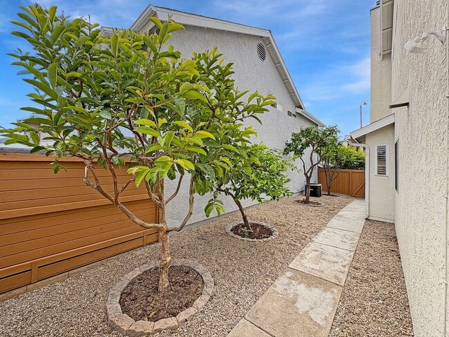 Building Photo - Charming 3B/2BA Oceanside Retreat with Mod...