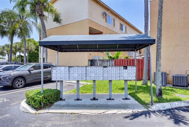 Building Photo - 6225 SW Kendale Lakes Cir