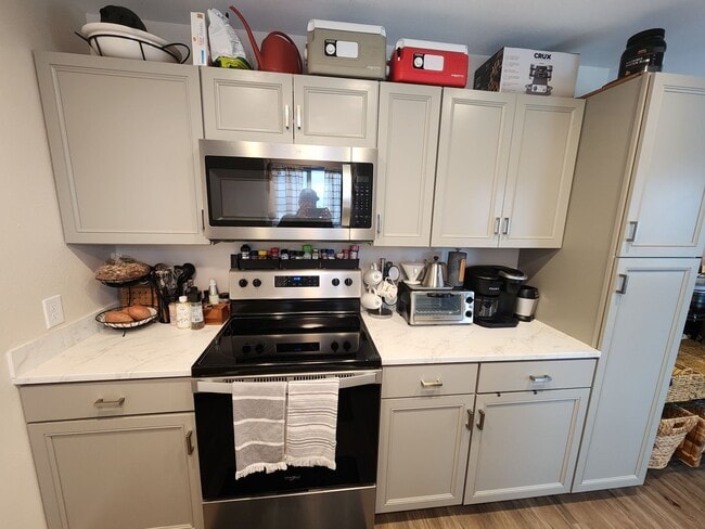 Building Photo - Immaculate 3 bedroom 2 bath split level ho...