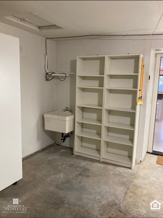 Building Photo - 3 Bedroom, 2.5 Bathroom Townhouse, Located...