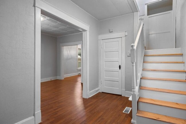 Building Photo - Charming 3-Bedroom Waldo Home with Porch Swing & Hardwood Floors