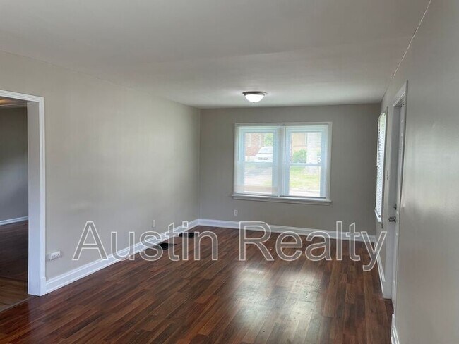 Building Photo - 1551 N Hanley Rd