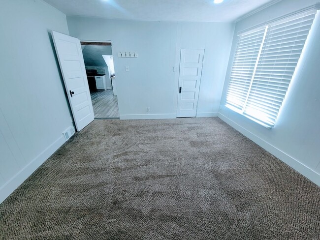 Building Photo - 324 L St E