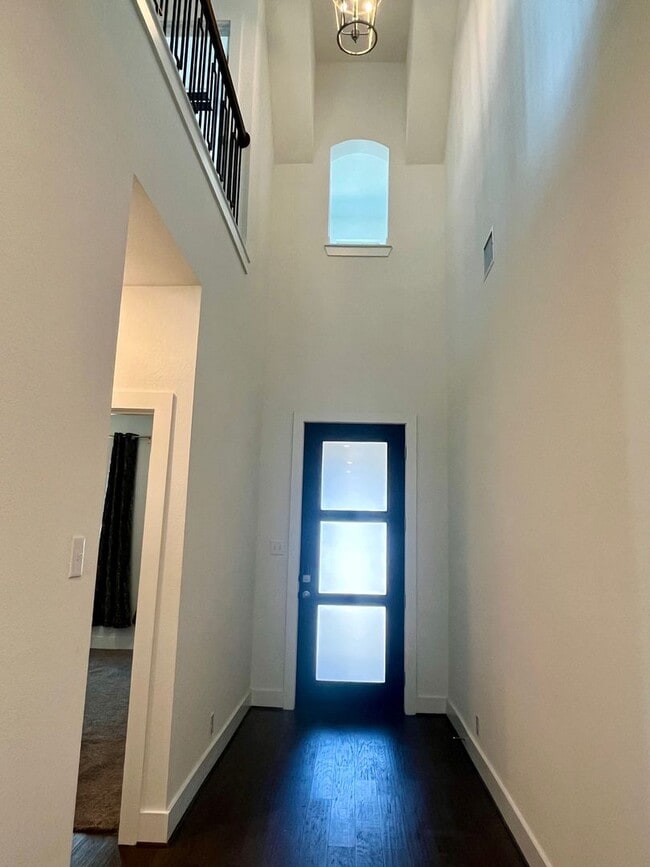 Building Photo - Spacious 4 Bedroom / 4 Full Bath Home w/ M...