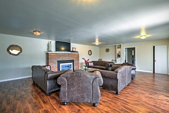 Building Photo - 10505 Center Ave