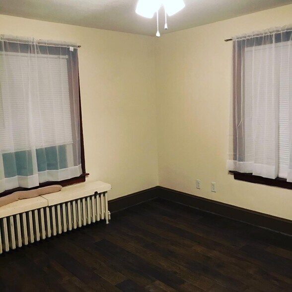 Front room - 89 View St