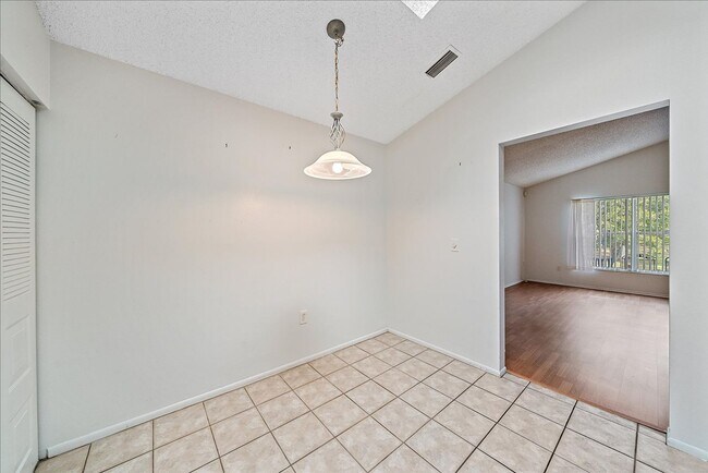 Building Photo - Annual 3 bed 2 bath house with a garage av...