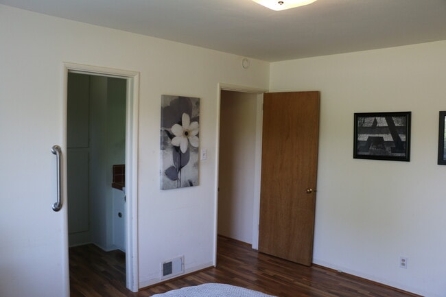 Building Photo - 2000 sq feet 5 bed 3 bath home close to Poly!!