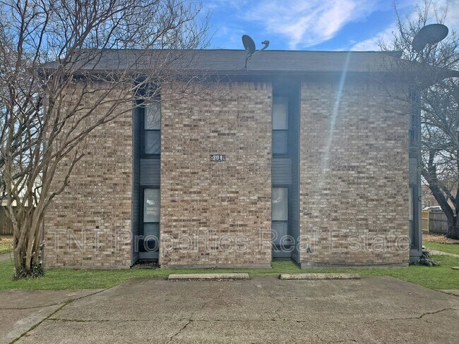 Building Photo - 304 Manuel Dr