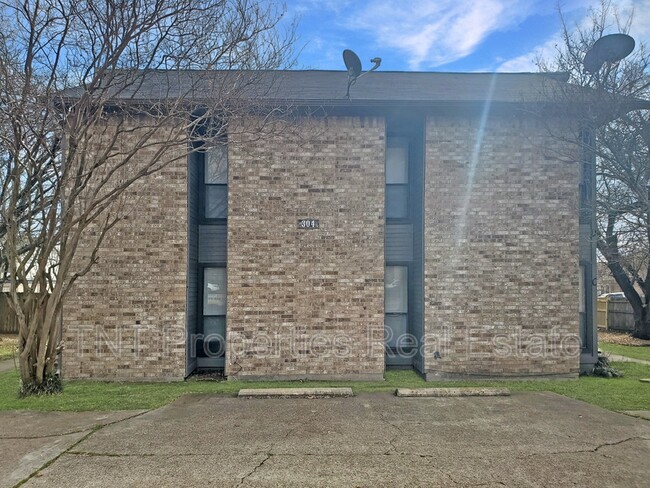 Primary Photo - 304 Manuel Dr